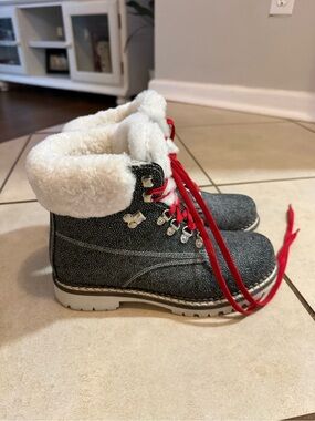 Pajar Women's Gray Ankle Boots with White Faux Fur and Red Laces